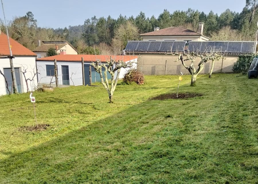 Equipo de jardinería Marcos trabajando en Negreira
